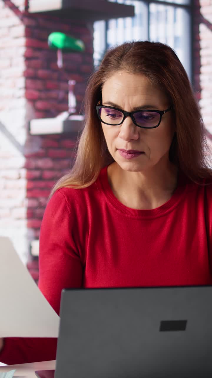 Vertical Video Freelancer does her research by reading articles and data driven papers