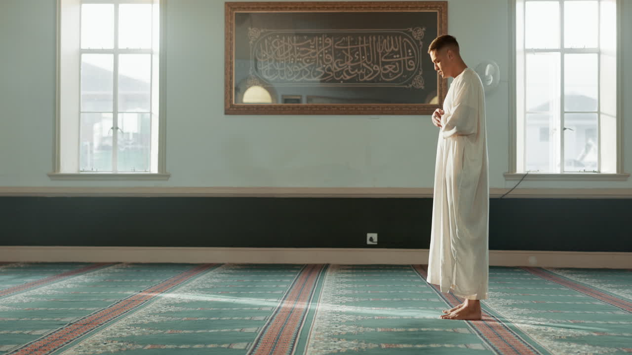 모스크에서 기도하고, 이슬람교와 신앙을 가진 사람