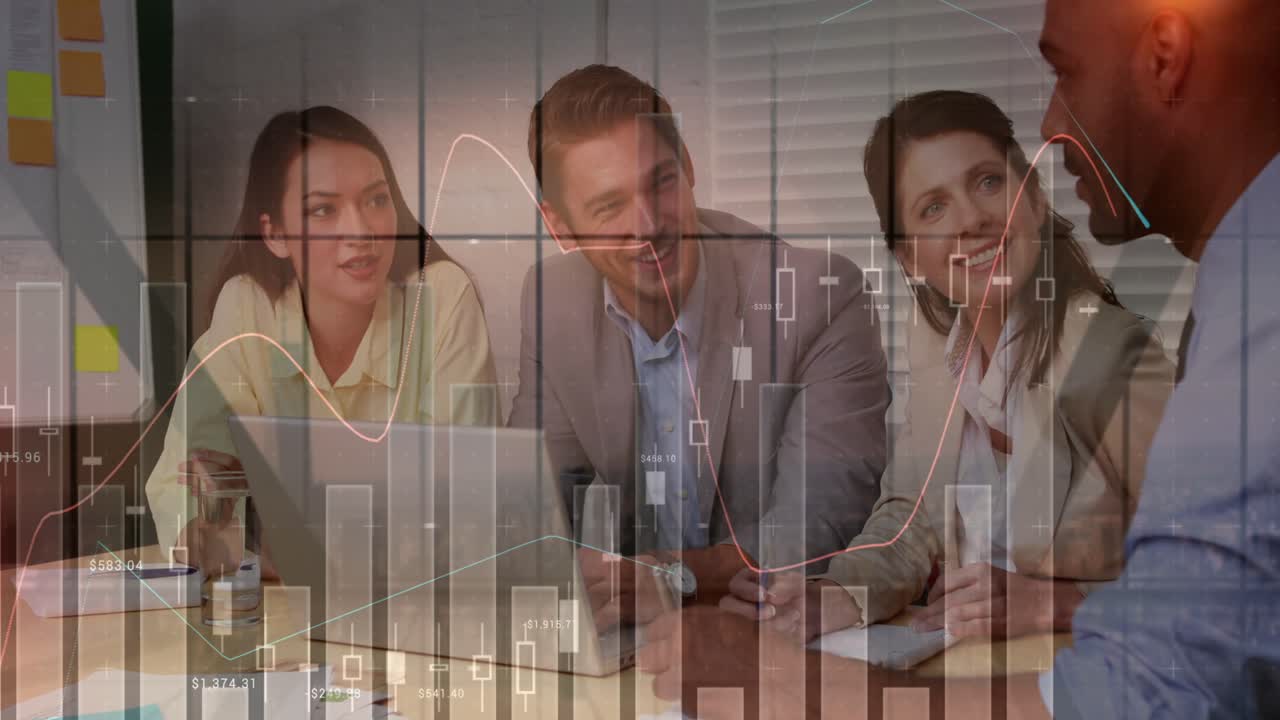 Animação de processamento de dados financeiros sobre profissionais de negócios.
