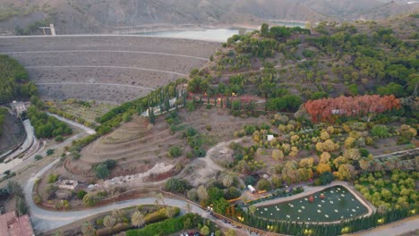 vista aérea del jardin-botanico y una represa que retiene el agua del embalse del limonero