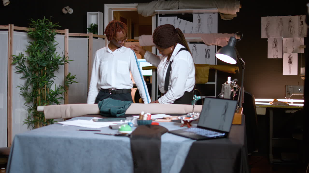 양복점의 흑인 여성