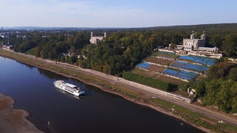 Großes-Luxuriöses-Kreuzfahrtschiff-Schloss-Am-Ruhigen-Fluss