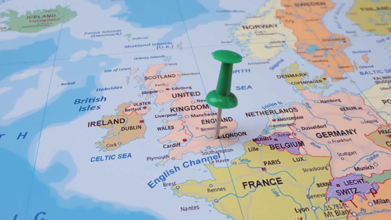 영국 - 세계 지도에 초록색 푸시핀으로 표시된 여행 개념. 지도에 표시된 위치 지점은 영국 수도 런던을 가리킨다.