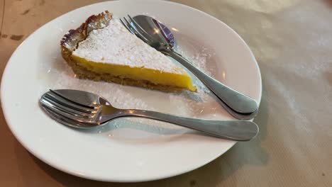 compartiendo postre entre marido y mujer en el mercado de cascais