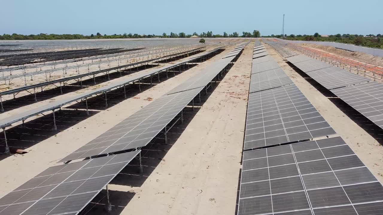 vista aérea deslizante a la izquierda sobre paneles solares bifaciales sucios y polvorientos en el sitio del proyecto de generación de energía solar de jambur en construcción en áfrica
