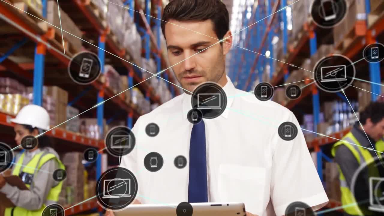 animación de una red de iconos digitales sobre un supervisor caucásico usando una tableta digital en el almacén