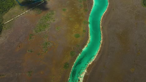 Vista-Aérea-De-Los-Coloridos-Rápidos-De-Bacalar,-En-El-Soleado-México---Inclinación,-Disparo-De-Drones