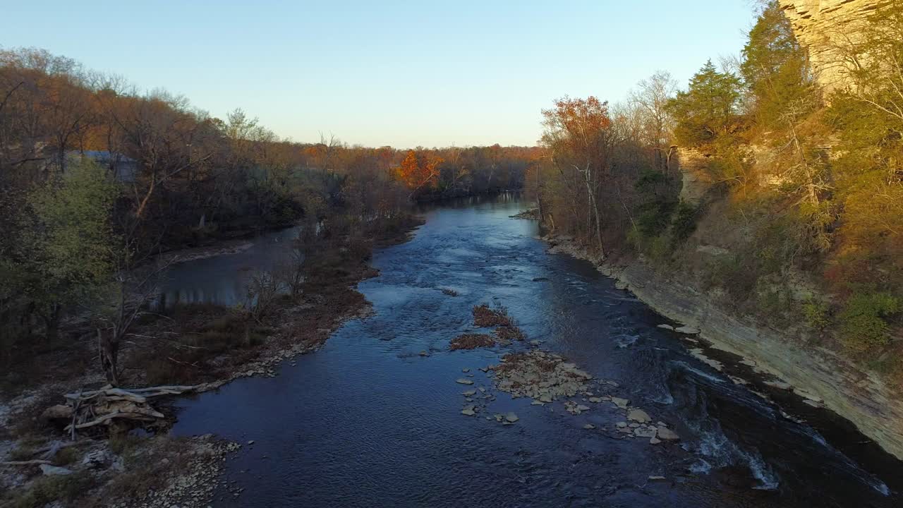 toma aérea volando sobre la sección de aguas bravas de elkhorn creek