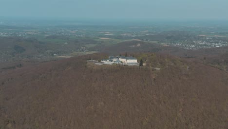 tiro de dron de petersberg cerca de bonn - königswinter 4k 30 fps