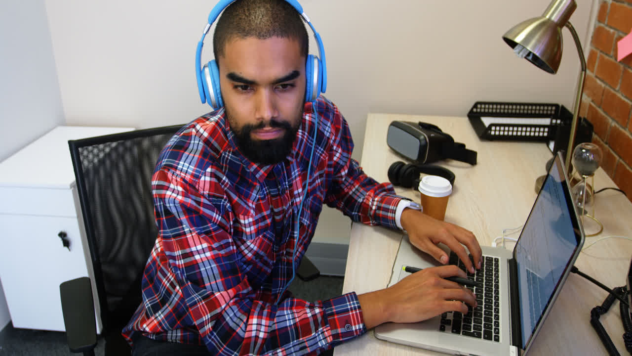 ejecutivo masculino mirando la computadora en el escritorio 4k