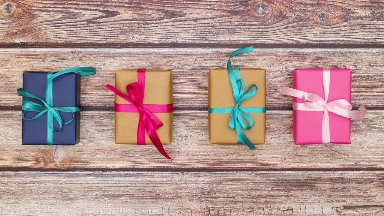 cajas de regalos de diferentes colores y arcos cambiando de lugar - animación de bucle de movimiento de parada