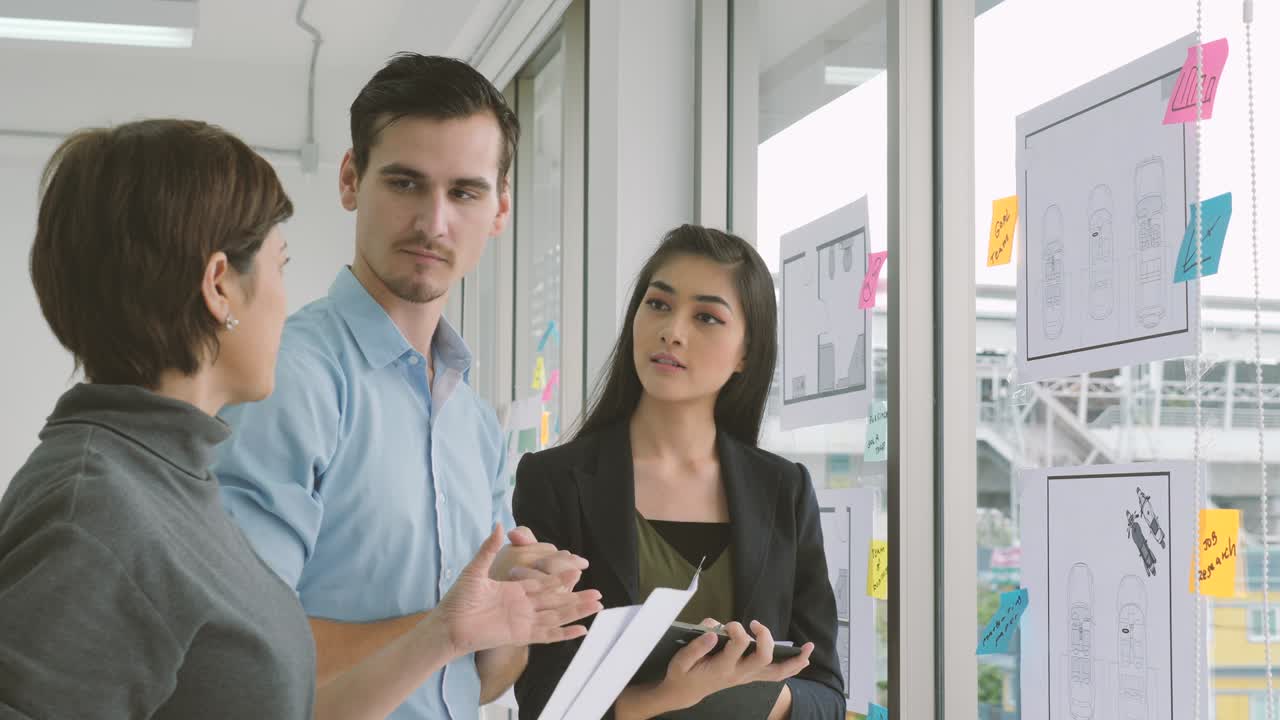 equipo de arquitectos discutiendo ideas en la oficina