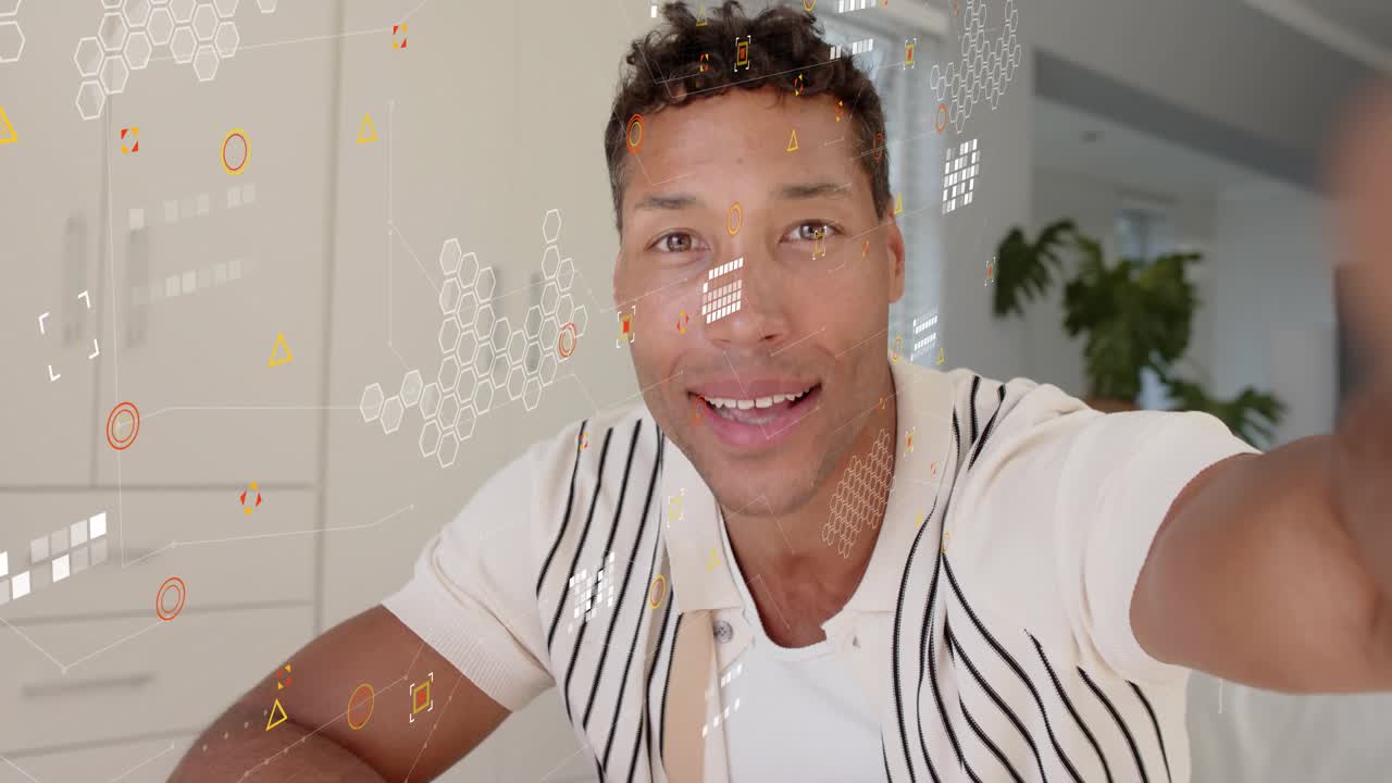 Uomo che si sporge in avanti e raggiunge la fotocamera, avviando HUD o sovrapposizioni AR mentre dimostra la tecnologia per Creato