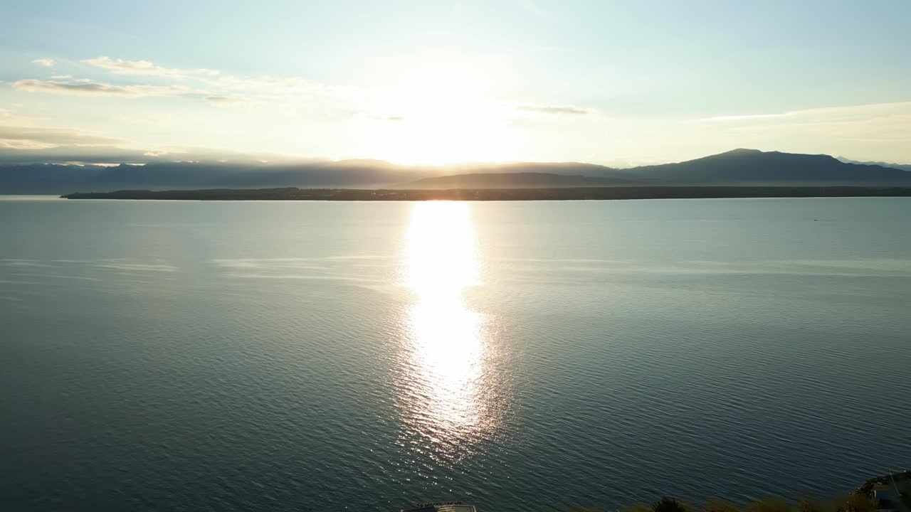 제네바 호수 위의 해가 뜨는 모습을 드론으로 촬영한 사진, 스위스 바우드 지방의 니온에서 찍은 사진입니다.