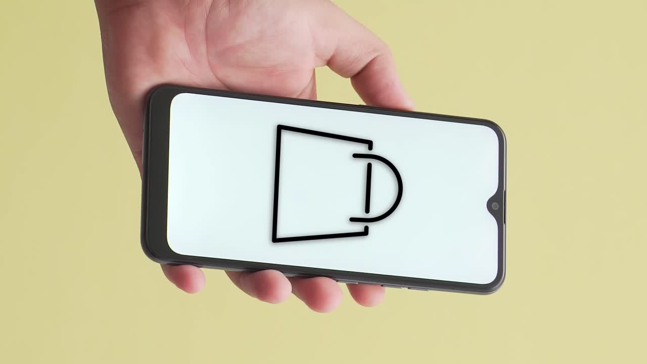 온라인 쇼핑 애니메이션이 화면에 나타나는 휴대폰을 들고 있는 손