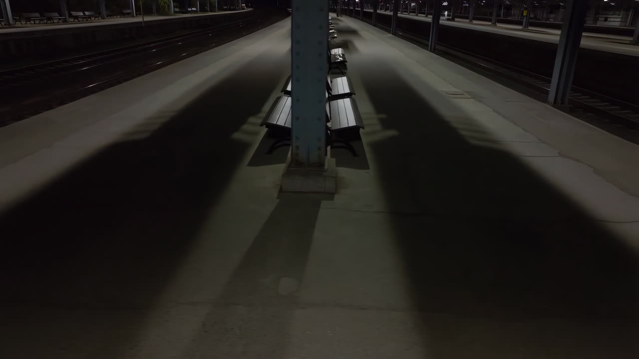 밤 에 비어 있는 기차역 플랫폼