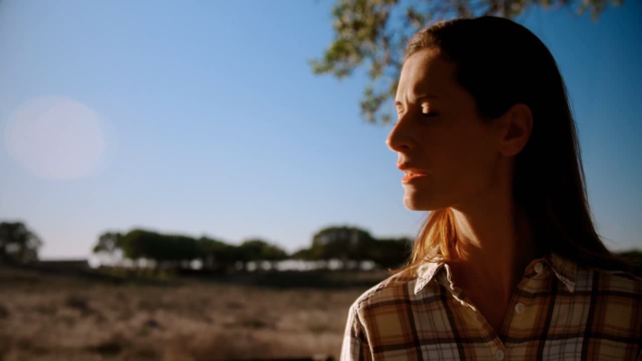 mujer pensativa usando una computadora portátil 4k