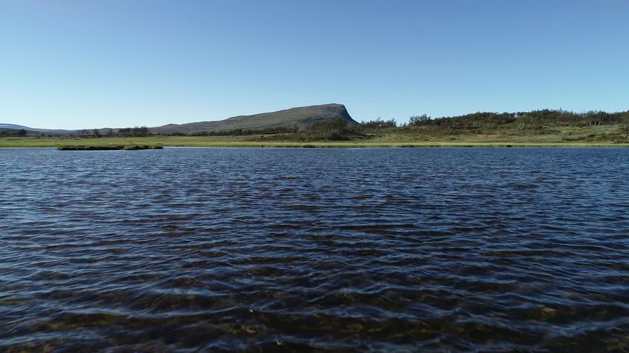vuelo sobre el lago y las montañas