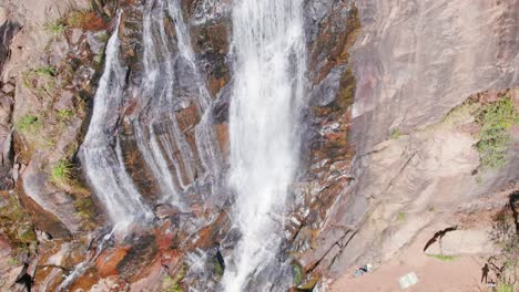 Toma-Aérea-De-Drones-Acercándose-A-Una-Cascada-Tropical-En-Brasil-Desde-Arriba