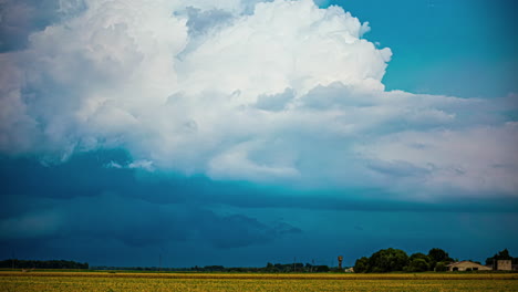 Mähdrescher-Sammeln-Ernten-Unter-Einer-Dramatischen-Wolkenlandschaft-–-Zeitraffer