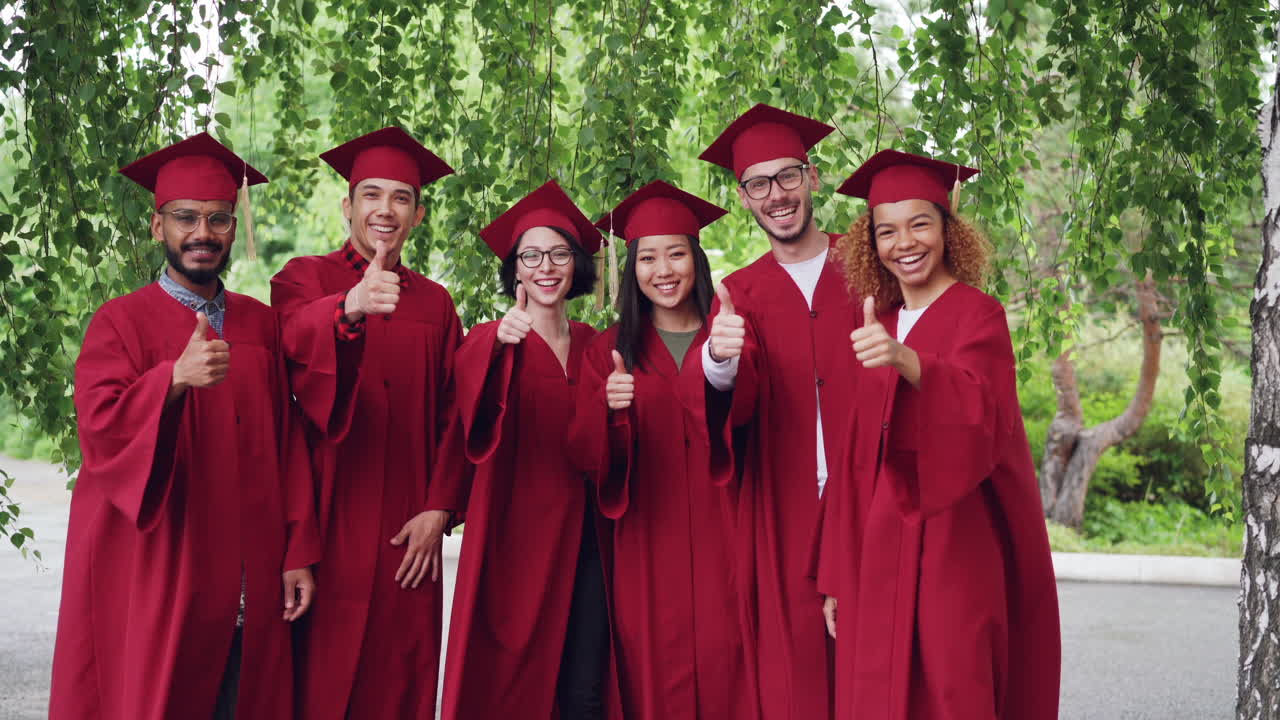 grupo de graduados celebrando la graduación