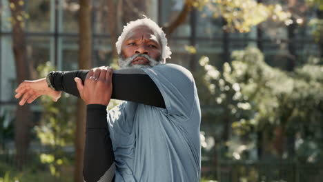hombre mayor estirando su brazo al aire libre