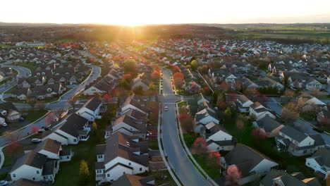 Amerikanische-Nachbarschaft-Während-Des-Frühlingssonnenuntergangs