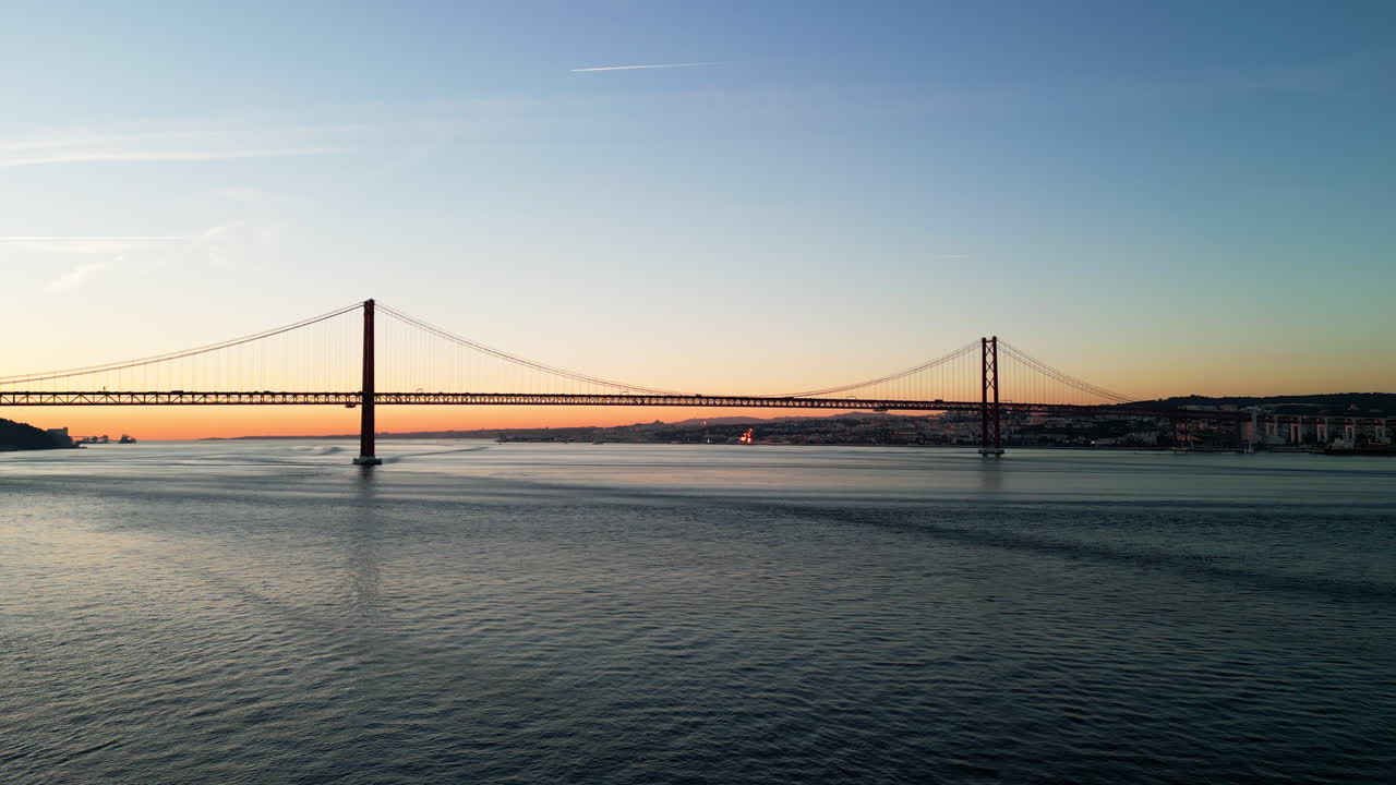 Ponte 25 de Abril e fiume Tago al tramonto a Lisbona