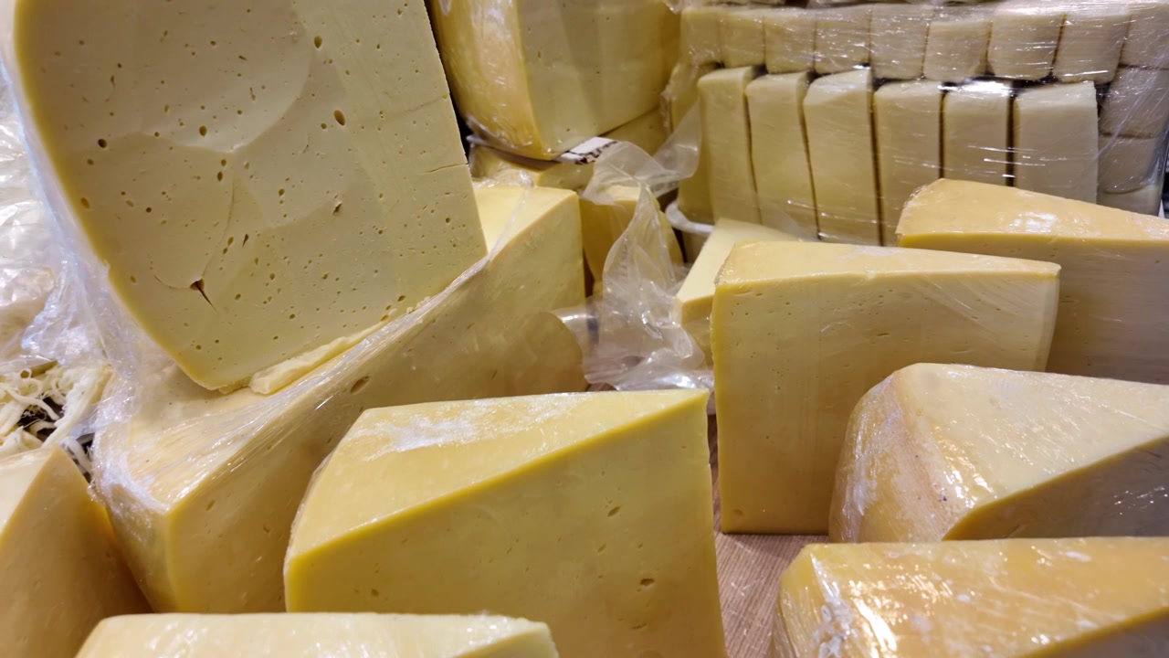 Assortimento di spicchi di formaggio fresco avvolti nella plastica