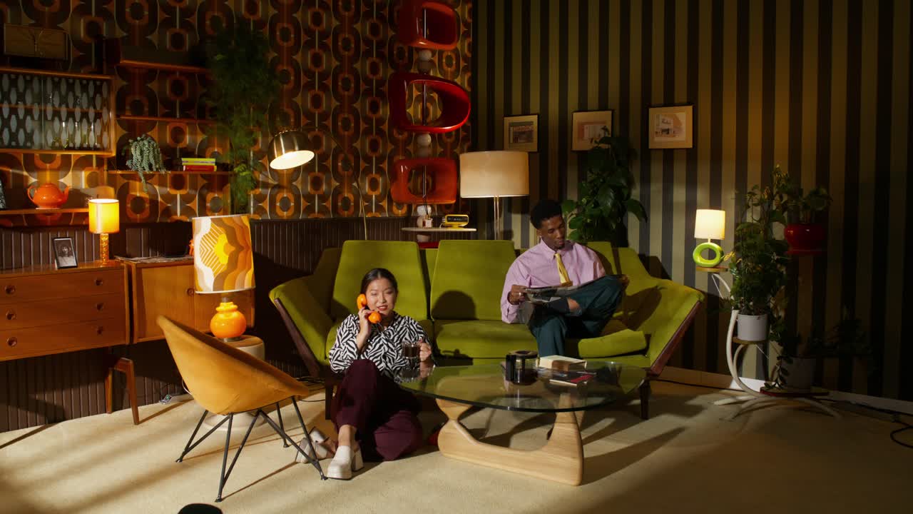 이 레트로 거실에서 휴식을 취하고 있습니다.