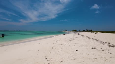 tranquila playa tropical solitaria, huellas en la arena blanca y el agua azul del mar caribeño