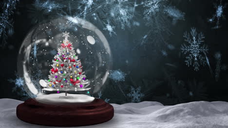 copos de nieve cayendo sobre el árbol de navidad en un globo de nieve en el paisaje de invierno contra un fondo gris