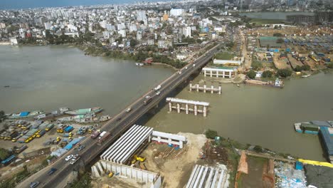 Vista-Aérea-De-Los-Vehículos-Que-Pasan-Por-Un-Puente