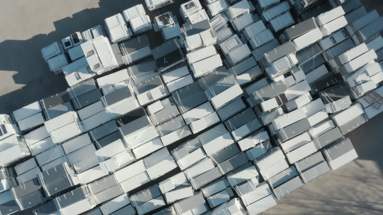 폐기물 냉장고에 접근하는 드론 뷰