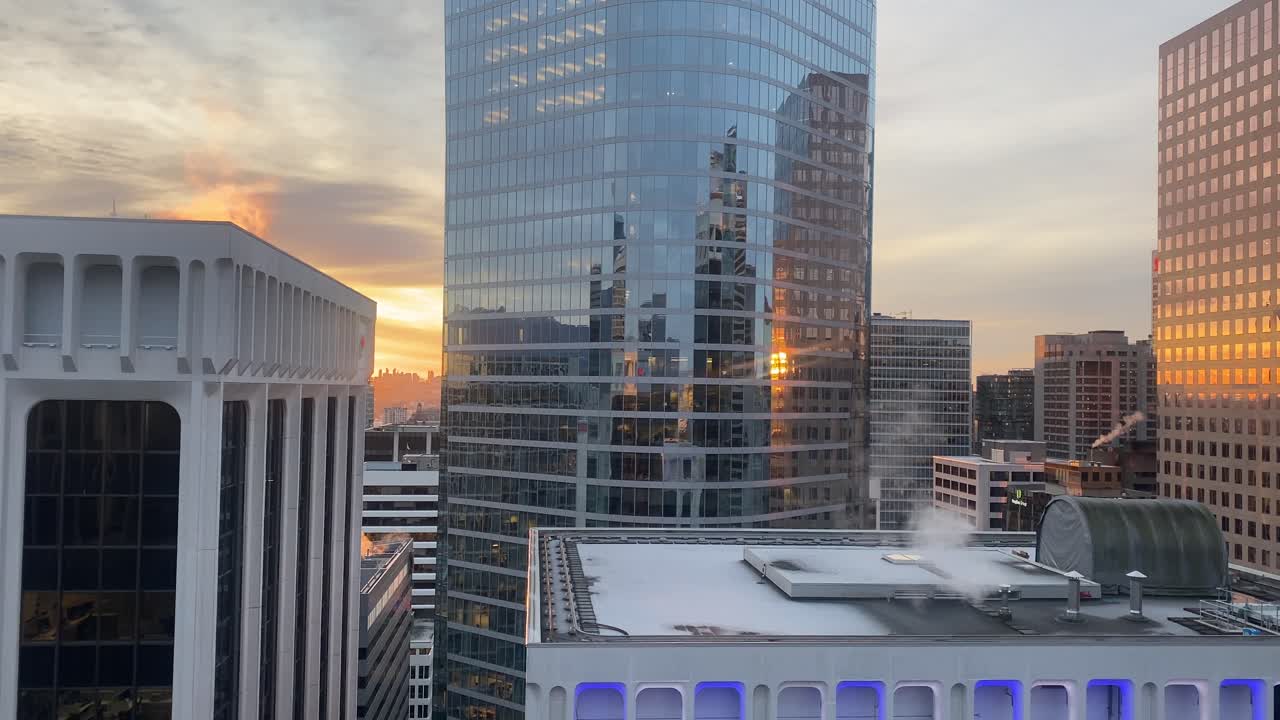 vista panorámica de los rascacielos de cristal de gran altura en el centro de vancouver, canadá, al atardecer
