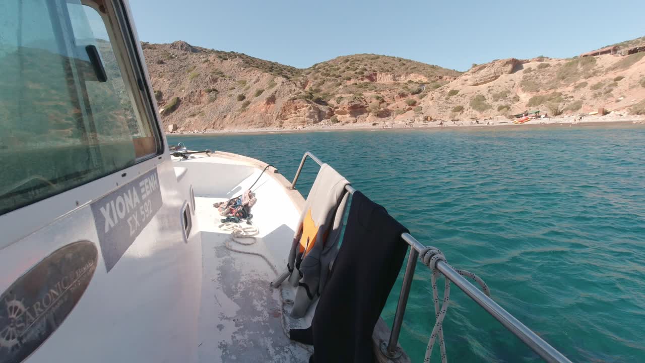 viaje de verano en barco con paisaje de playa costera y aguas azules