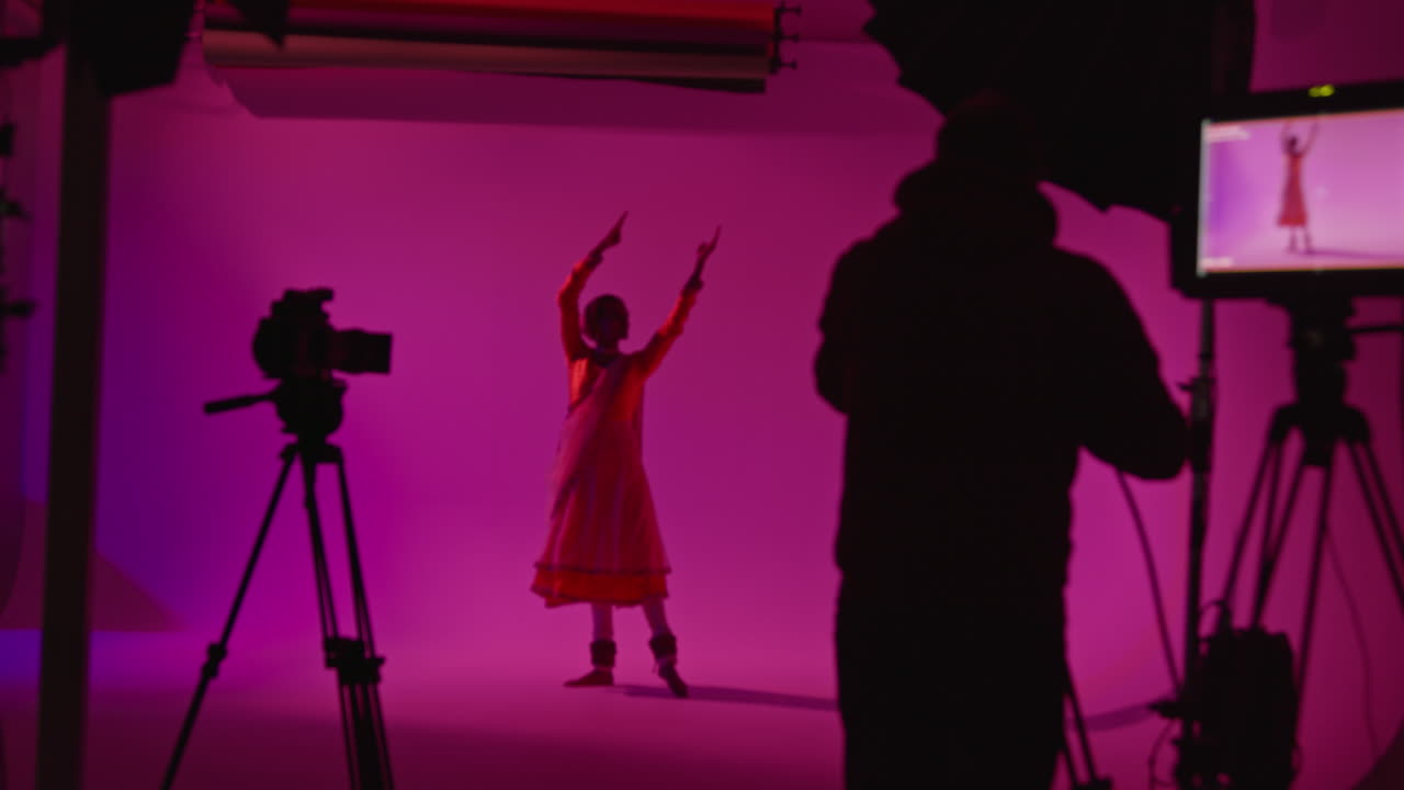 estudio de filmación o video bailarina de kathak femenina con vestido tradicional indio preparándose para una actuación