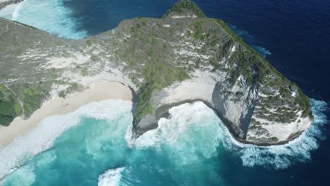 Majestätischer-Kelingking-Strand:-4K-Drohnenaufnahmen-Aus-Der-Luft-Der-Berühmten-T-Rex-Klippe-Auf-Bali