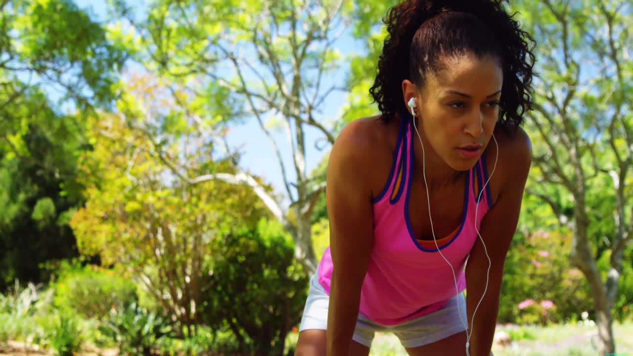 Donna jogger esausta che si rilassa al parco 4k