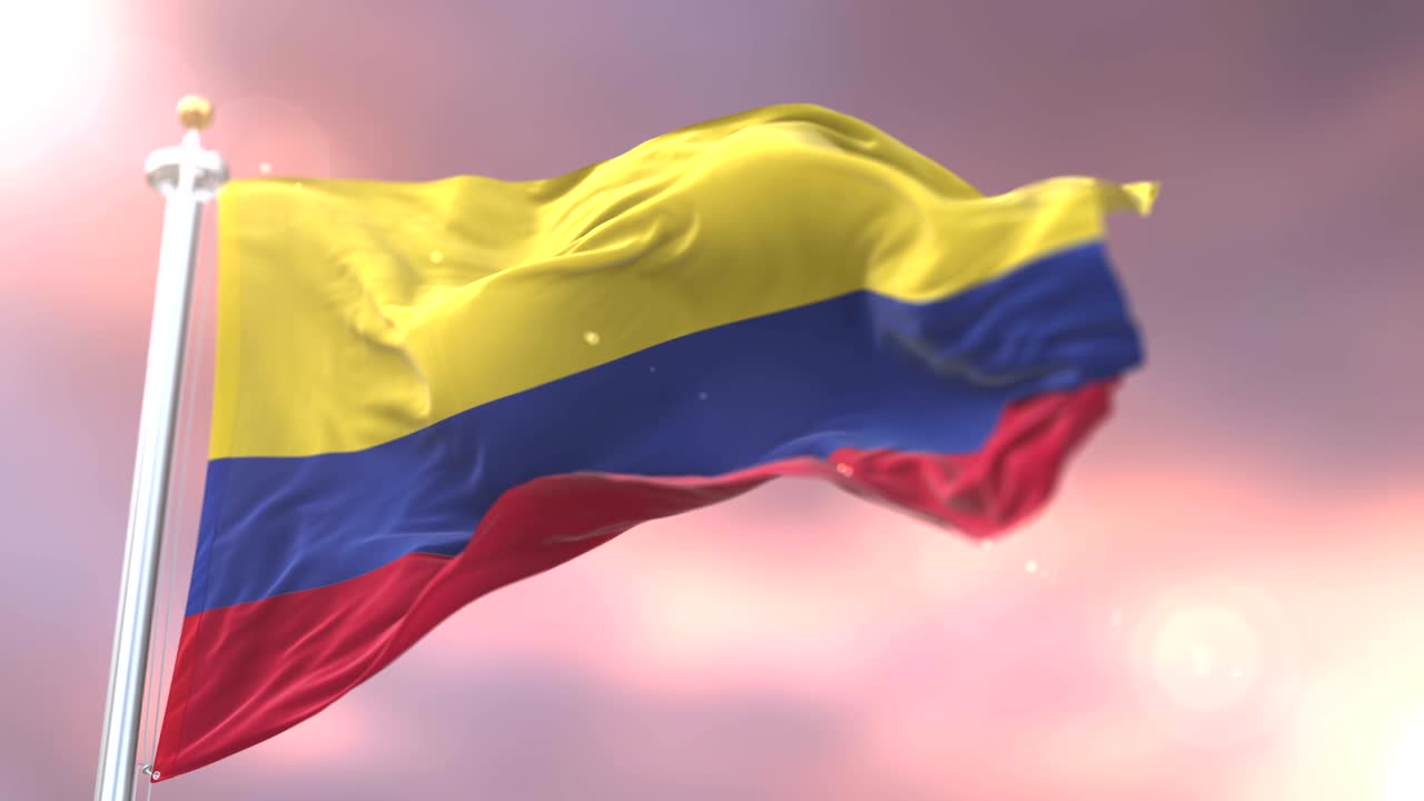Bandeira da Colômbia tremulando ao vento em câmera lenta ao pôr do sol, em loop