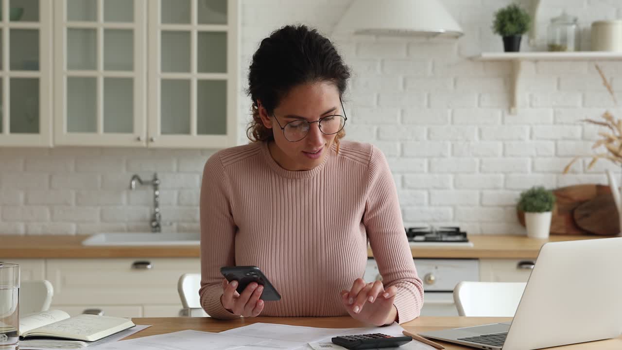 una mujer de negocios que utiliza la tecnología moderna para calcular las finanzas se siente satisfecha con el resultado