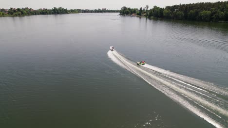 Motorboot-Zieht-Cockpitrohr-Auf-Einem-See,-Nach-Drohnenaufnahme