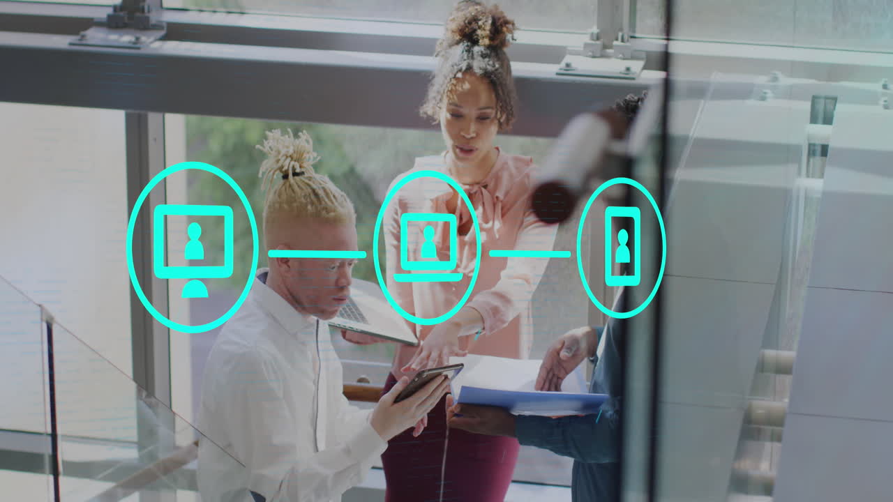 animación de iconos y procesamiento de datos sobre diversas personas de negocios en la oficina