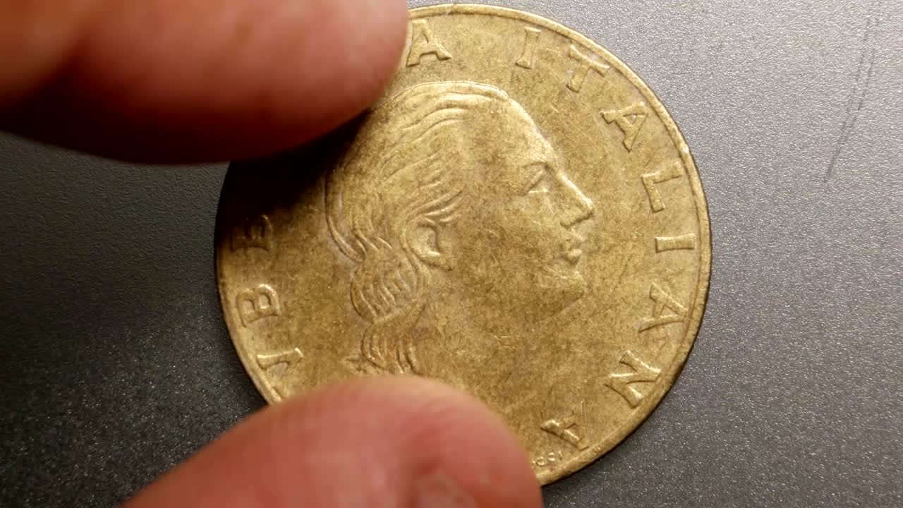 primer plano de monedas muy antiguas