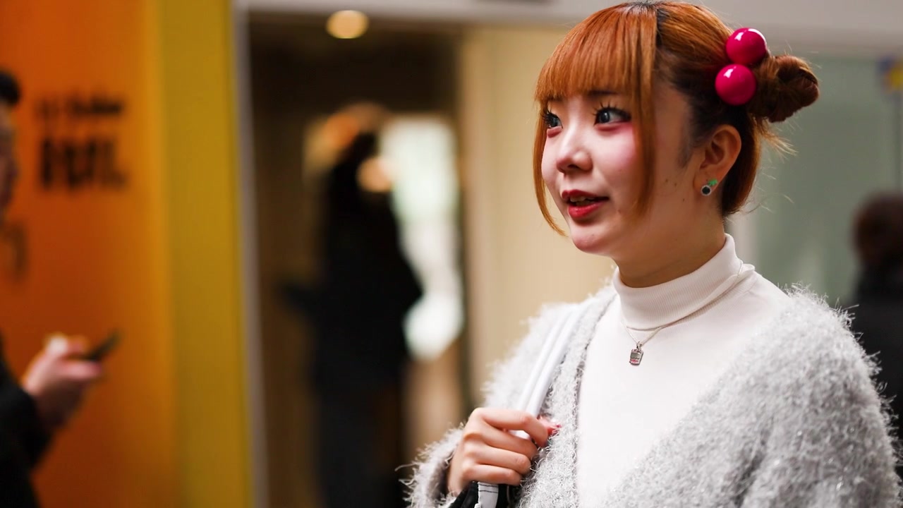 都会の街並みを話しながら歩く若い日本人女性