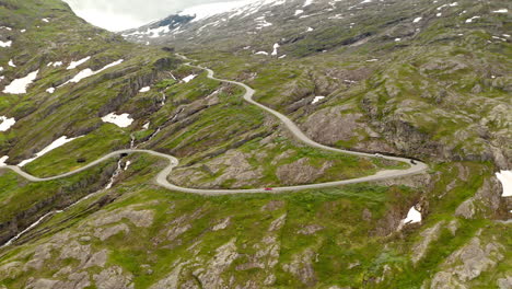 paso de montaña de eidsdal a geiranger en la montaña alpina en noruega