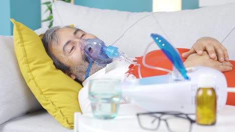 el hombre con dificultad para respirar usa un respirador.