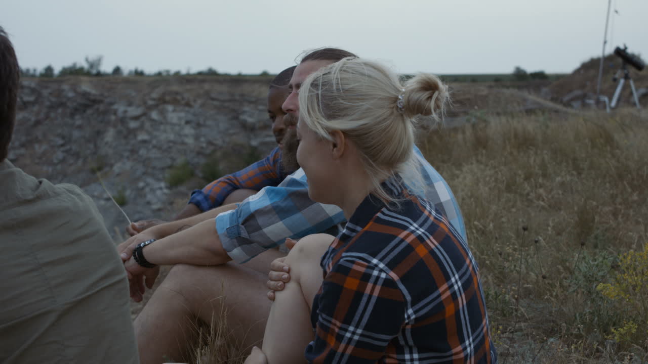 друзья наслаждаются солнечным днем на открытом воздухе