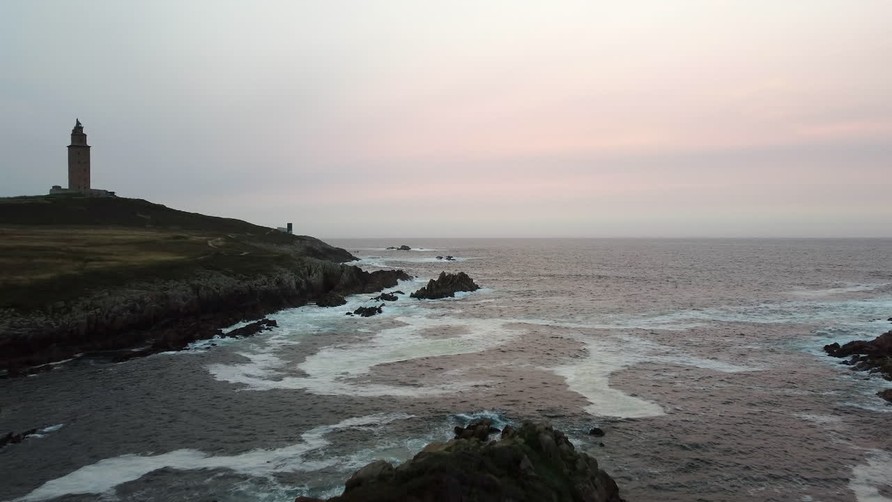 Kystnært luftfoto af det ikoniske Herkulestår fyrtårn i A Coruña, Spanien