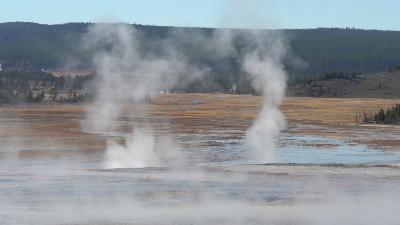 vapor sobre géiseres y piscinas naturales hidrotermales del parque nacional de yellowstone, wyoming usa, fotograma completo
